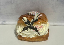 Fastelavnsbolle med fløde og vaniliecreme